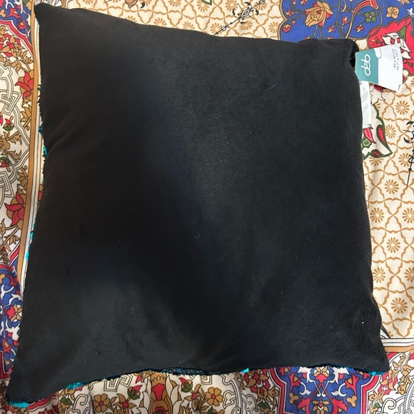 Pillow with Sequins - Picture 3 of 7